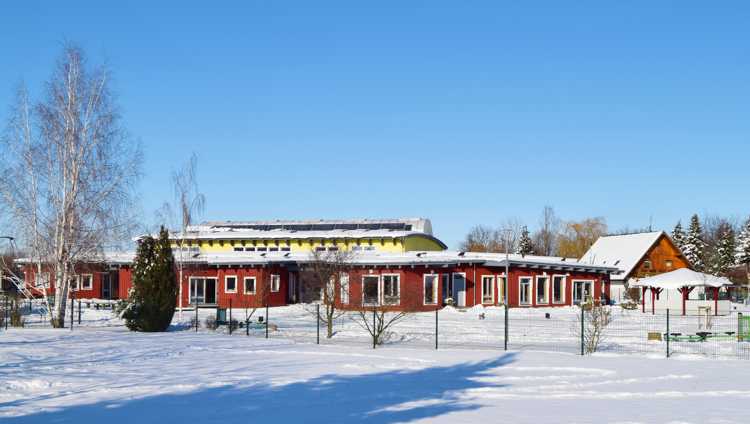 Heißer Zankapfel in kaltem Schnee: Die Großlehnaer Grundschule.
