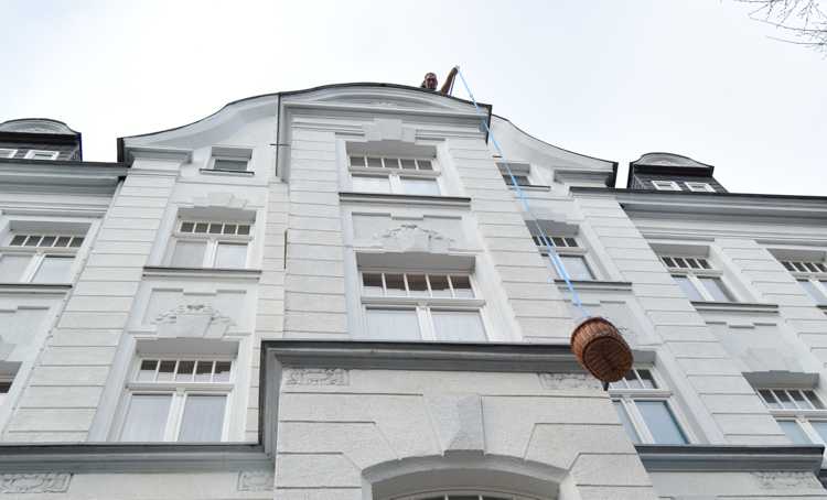 Mit 2,13 Meter Körpergröße hat René Schulz Arme wie der Ausleger eines Baukrans. Der Korb von Rotkäppchen Gudrun Weber ist ruck-zuck auf dem Balkon.