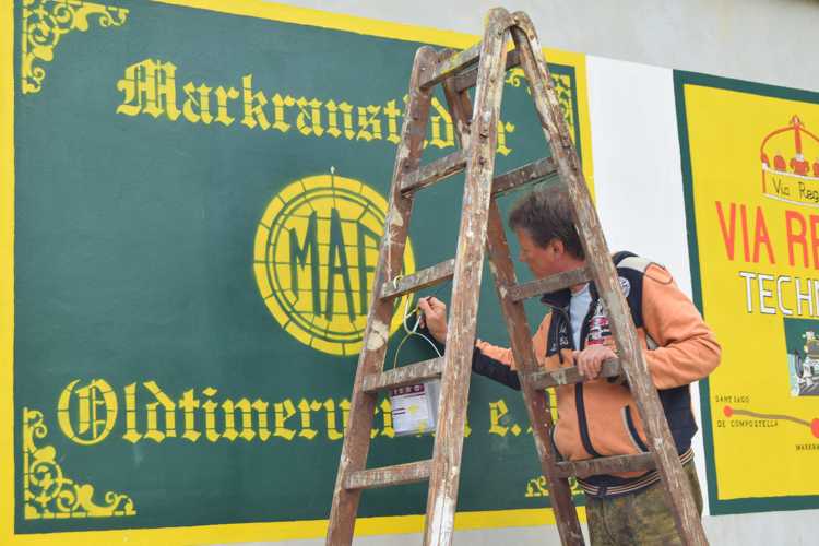 Kunst kommt von Können: Andreas Bürger malte am Freitag das MAF-Logo auf die Giebelwand der alten Halle. Da wissen die Zuschauer am Sonntag auch, wo sie sind.