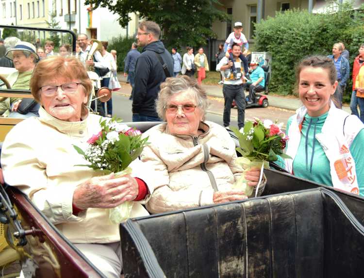 Dass die Generation der Senioren ab und zu doch mal im Mittelpunkt steht, kommt in der Themenliste der Meckerer nicht vor. Vereinschefin Sandra Thuselt begrüßt sie sogar mit Blumensträußen bem Umzug.