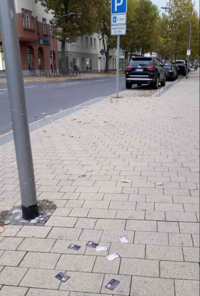 Man muss auf der Leipziger Straße zu Boden schauen, um die Stricherinnen zu entdecken.