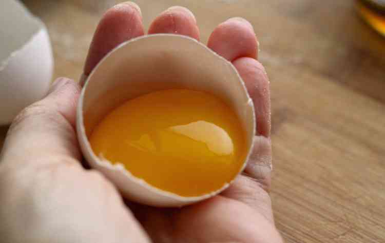 Das Zwei-Minuten-Ei: Ein Leckerbissen, an den sich der sparsame Gaumen gewöhnen wird.