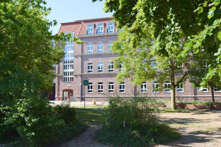 Idyllisch im Grünen gelegen, aber bislang namenlos. Demnächst soll die höhere Lehranstalt Lallendorf (HLL) den Namen "Hannah-Arendt-Gymnasium Markranstädt" tragen.