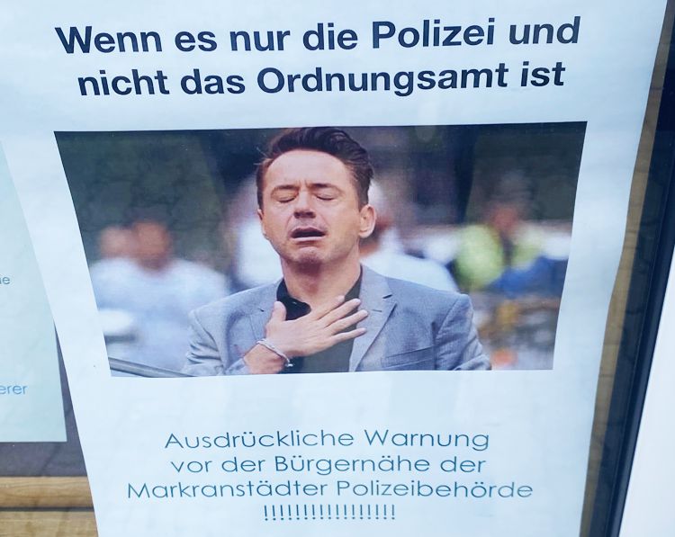 Dieses Exponat besticht durch seine künstlerische Ausdrucksform in einer expressionistischen Symbiose aus Text und Grafik. Klare Bildsprache mit emotionaler Komponente.