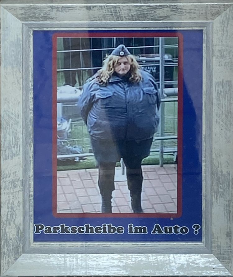Vor diesem Exponat blieben die meisten Besucher der Ausstellung stehen. Gefesselt vom Fehlen jedweder Ähnlichkeit mit lebenden Personen lud das Werk zu den mannigfaltigsten Interpretationen ein.
