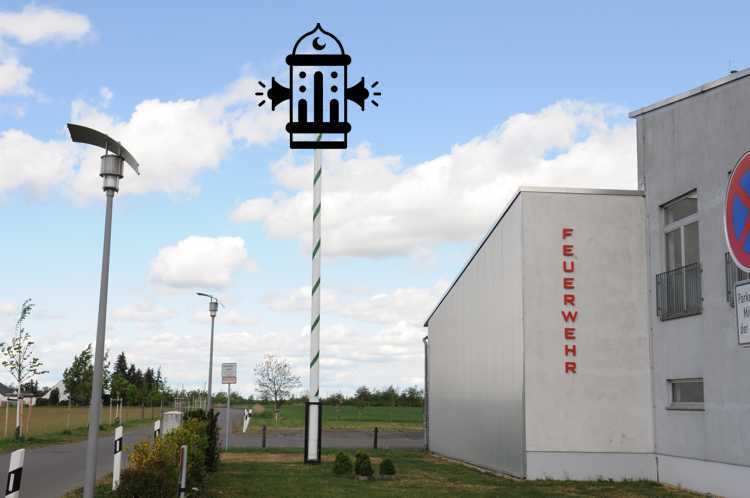 Der Maibaum als kostensprarende Lösung für den Träger der neuen Sirene ist nicht die einzige gute Idee, um die Stadtkasse zu entlasten. Angesichts der aktuellen Marktlage bei den Religionsanbietern könnte auch eine Vermietung der Sprechsirene als Minarett Geld in die Stadtkasse spülen. Und Punkte im Mach-mit-Wettbewerb "Weltoffene Kommune".